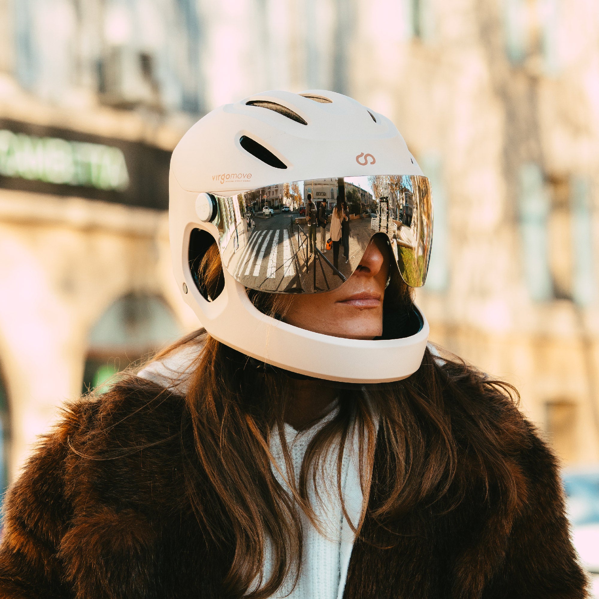 Virgomove rotating helmet visor