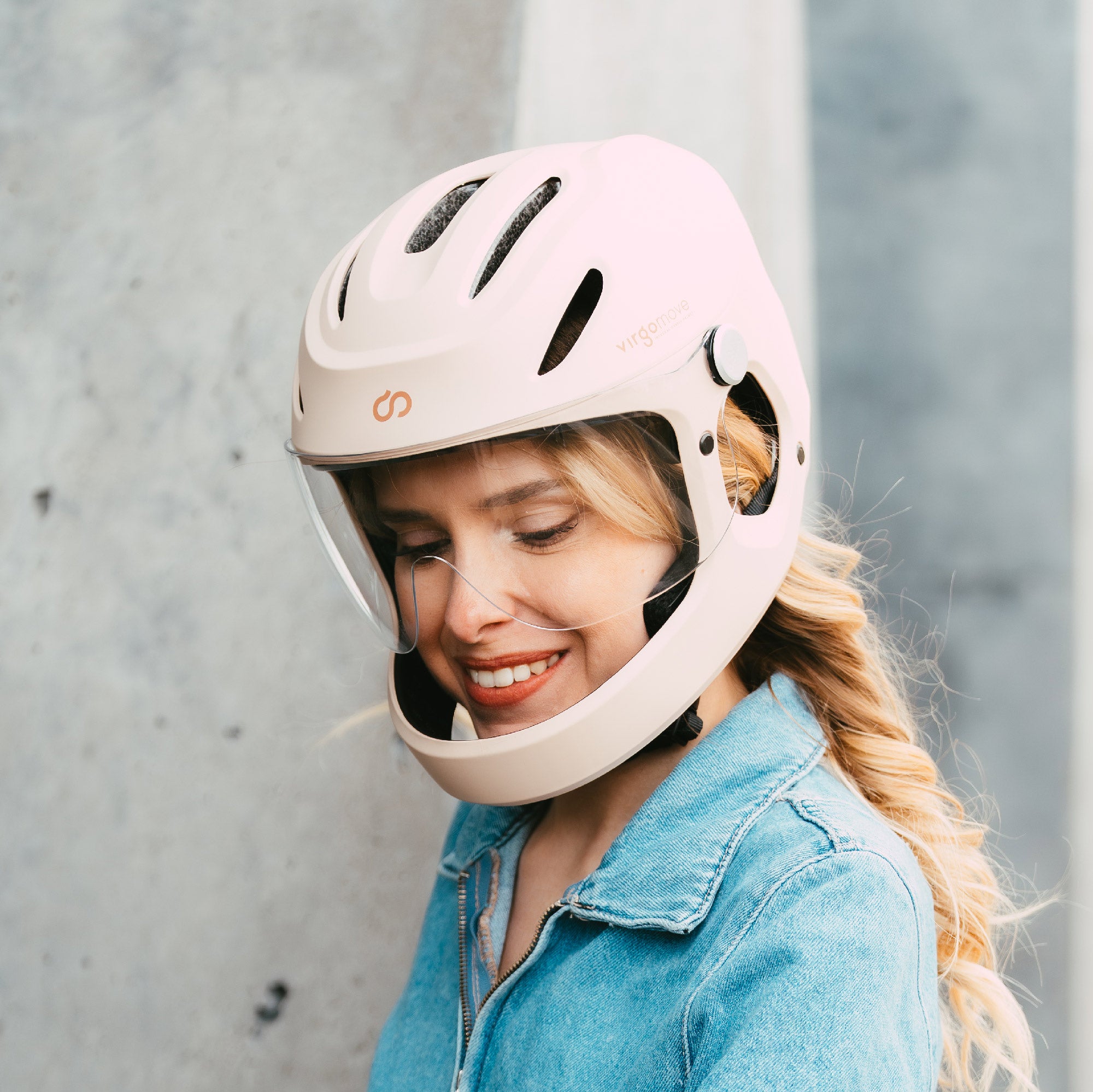 Virgomove rotating helmet visor